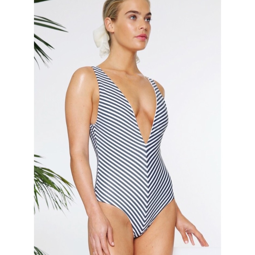 🌟SALE🌟 BLKAND WHITE STRIPE SEXY ONE PIECE BIKINI